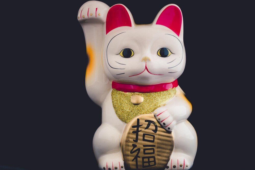 Japoński kot szczęścia Maneki Neko – znaczenie i symbolika